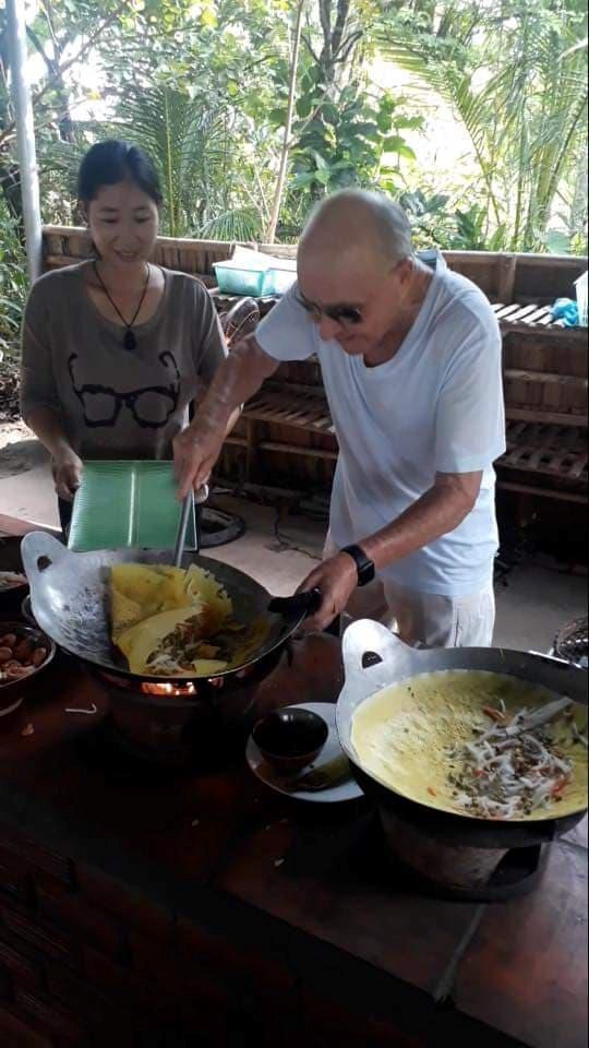 Tỉ phú Anh học làm bánh xèo ở miền Tây ti phu anh hoc lam banh xeo o mien tay