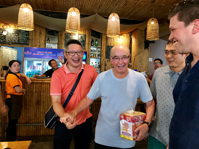 Tỉ phú Anh học làm bánh xèo ở miền Tây ti phu anh hoc lam banh xeo o mien tay