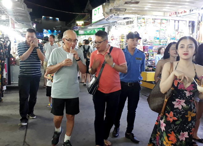 Tỉ phú Anh học làm bánh xèo ở miền Tây ti phu anh hoc lam banh xeo o mien tay