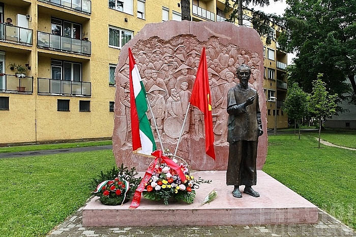 Thăm tượng Bác Hồ ở thành phố xanh nhất Hungary tham tuong bac ho o thanh pho xanh nhat hungary