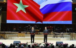 trao tang 300 dau sach cho cong dong nguoi viet tai saint petersburg