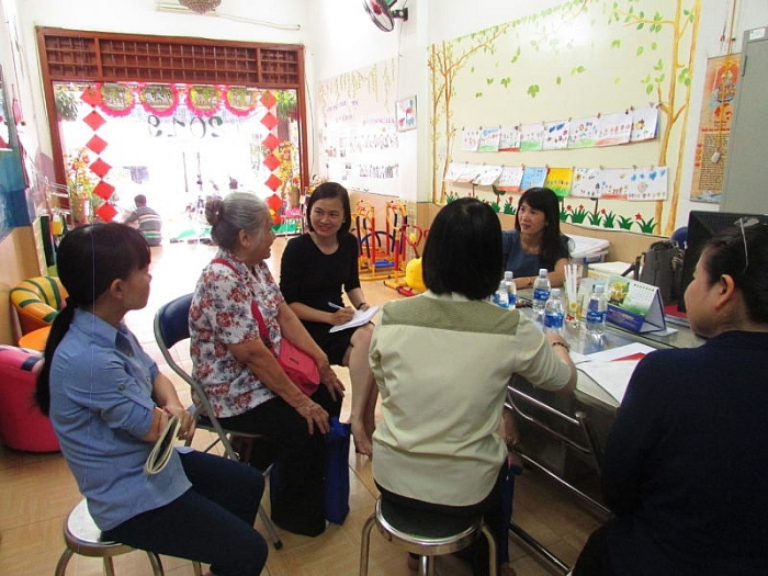 Một gia đình người Anh 17 năm giúp đỡ trẻ tự kỷ ở Việt Nam mot gia dinh nguoi anh 17 nam giup do tre tu ky o viet nam
