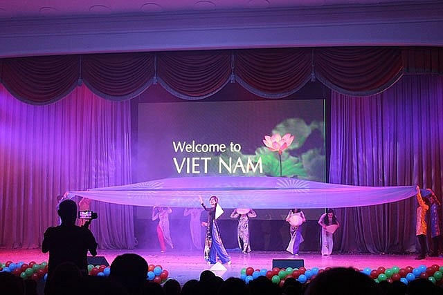 Cô gái Vĩnh Long trở thành Á Hậu 2 cuộc thi Hoa hậu các dân tộc châu Á vùng Ural (Nga) co gai vinh long tro thanh a hau 2 cuoc thi hoa hau cac dan toc chau a vung ural nga