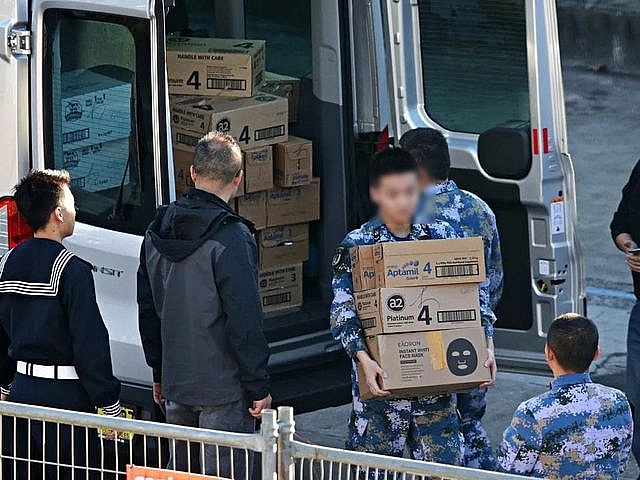 Thủy thủ Trung Quốc khuân sữa Australia lên tàu chiến thuy thu trung quoc khuan ca xe tai sua bot australia ve nuoc