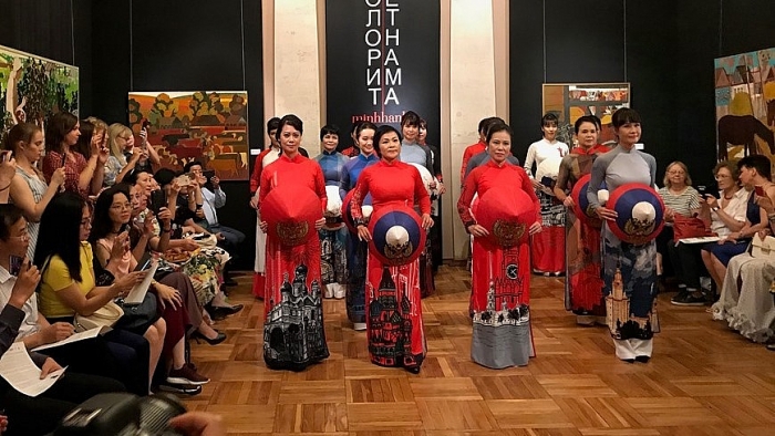 Ngắm áo dài Việt hòa quyện văn hóa Nga ngam ao dai viet hoa quyen van hoa nga