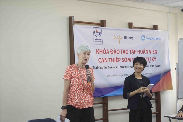 Saigon Children's Charity năm thứ 3 hỗ trợ trẻ em tự kỷ saigon childrens charity khoi dong nam thu 3 du an dao tao tap huan vien can thiep som tre em tu ky