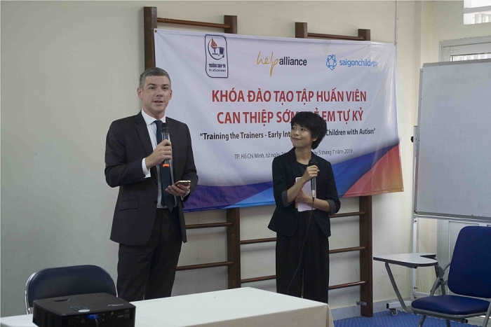 Saigon Children's Charity năm thứ 3 hỗ trợ trẻ em tự kỷ saigon childrens charity khoi dong nam thu 3 du an dao tao tap huan vien can thiep som tre em tu ky