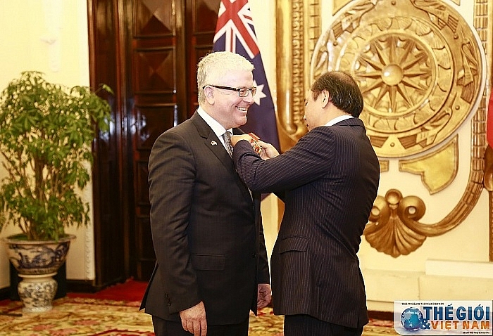 Trao tặng Huân chương Hữu nghị cho Đại sứ Australia tại Việt Nam trao tang huan chuong huu nghi cho dai su australia tai viet nam