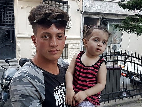 Em bé Syria rơi từ tầng 2 thoát chết thần kỳ nhờ sự ngẫu nhiên nga tu ban cong tang 2 xuongtay nguoi qua duong em be syria thoat chet trong tich tac