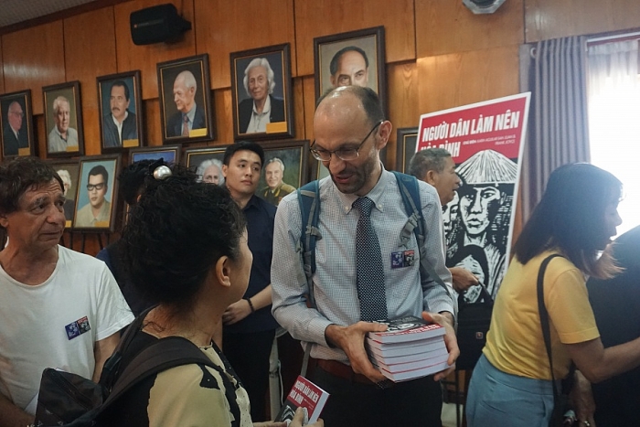 Tác phẩm "Người dân làm nên hòa bình", hé mở những điều chưa biết về phong trào phản chiến ra mat tac pham nguoi dan lam nen hoa binh he mo nhung dieu chua biet ve phong trao phan chien