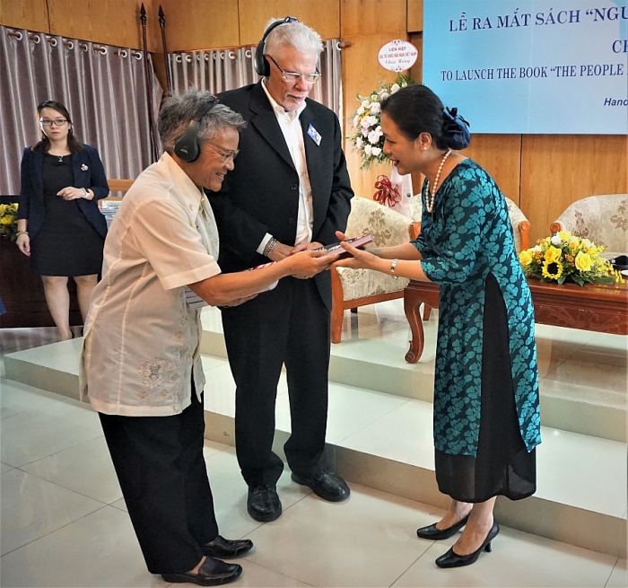 Tác phẩm "Người dân làm nên hòa bình", hé mở những điều chưa biết về phong trào phản chiến ra mat tac pham nguoi dan lam nen hoa binh he mo nhung dieu chua biet ve phong trao phan chien