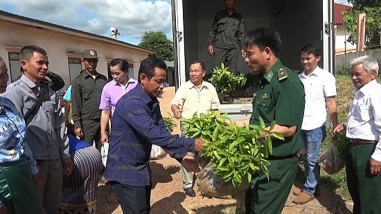 Bản làng Việt, Lào thêm ấm no, ổn định nhờ kết nghĩa vùng biên ban lang viet lao them am no on dinh nho ket nghia vung bien