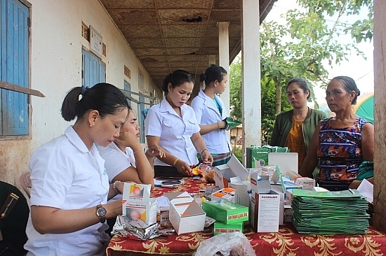 Gần 400 người dân bản Densavan (Lào) được khám, cấp thuốc miễn phí gan 400 nguoi dan ban densavan lao duoc kham cap thuoc mien phi