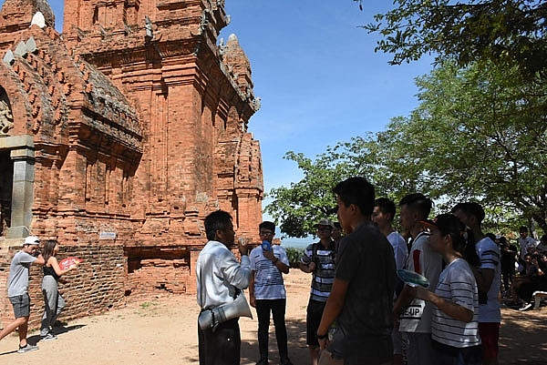 Bạn trẻ kiều bào thích thú với trải nghiệm văn hóa Chăm tại Ninh Thuận ban tre kieu bao thich thu voi trai nghiem van hoa cham tai ninh thuan