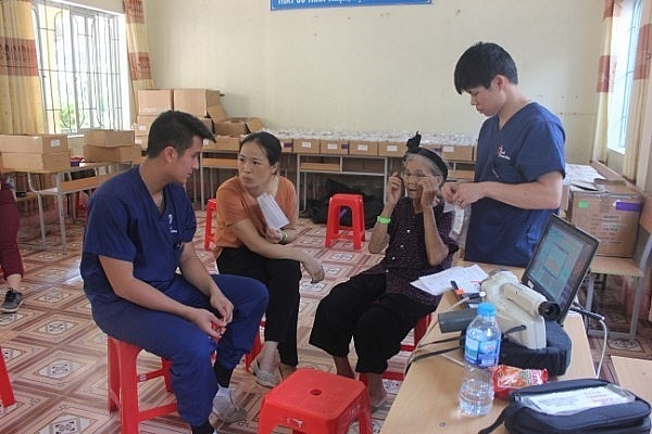 doan bac si viet kieu va hanh trinh tiep suc hang van benh nhan ngheo tinh cao bang