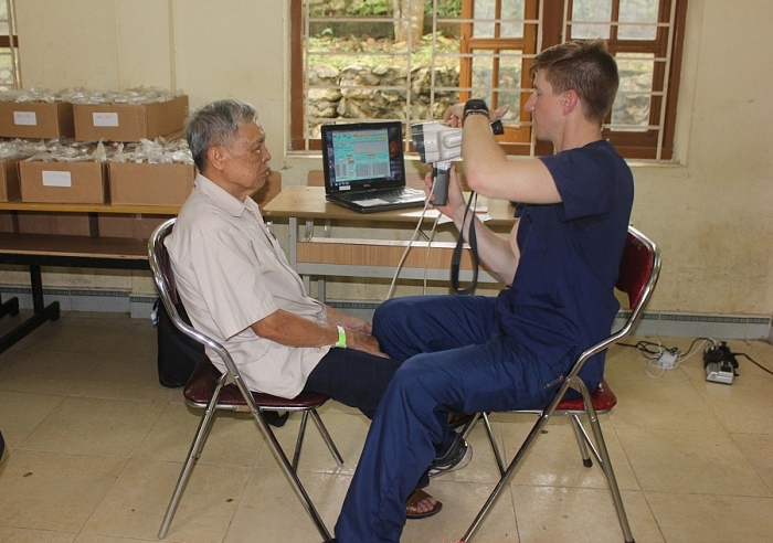 doan bac si viet kieu va hanh trinh tiep suc hang van benh nhan ngheo tinh cao bang