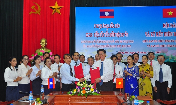 TP. Đông Hà (Quảng Trị) và tỉnh Savannakhet (Lào) trao đổi cách làm hay, kinh nghiệm quý hop tac bien gioi viet lao buoc sang giai doan moi