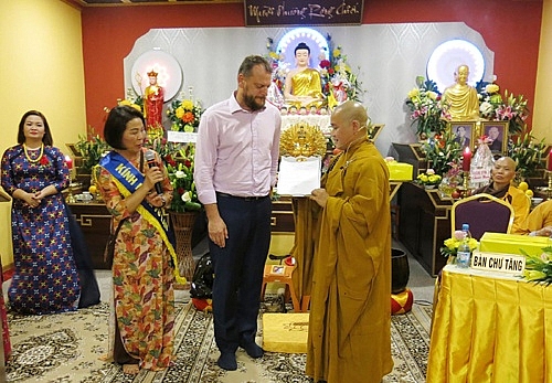 Văn hóa tâm linh Phật giáo người Việt hòa đồng tại Séc nang tam ngoi nha tam linh cua nguoi viet tai sec