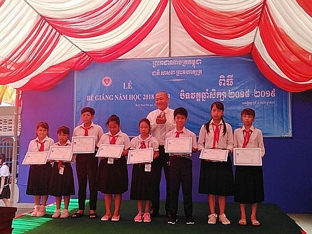 hoc sinh kieu bao campuchia be giang nam hoc