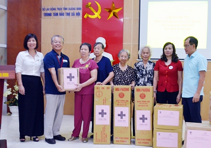 Tình nguyện viên Nhật Bản tới Quảng Ninh trồng cây bần chua tinh nguyen vien nhat ban toi quang ninh trong cay ban chua tham nguoi gia neo don