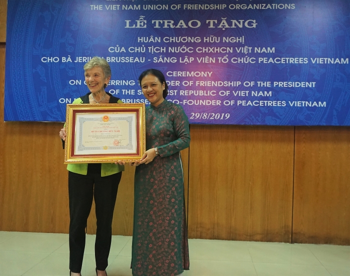 huan chuong huu nghi vinh danh nguoi phu nu my hon 20 nam trong cay hoa binh