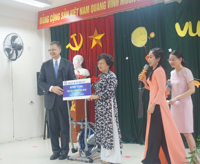 Đại sứ Mỹ đeo mặt nạ múa lân, nặn bánh dẻo, vui Trung thu cùng trẻ khuyết tật Việt Nam dai su my deo mat na mua lan nan banh deo vui trung thu cung tre khuyet tat