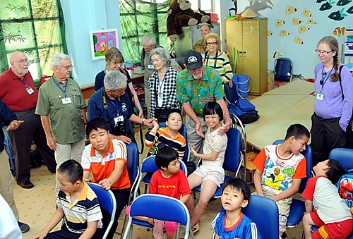 Cựu binh Mỹ vạch trần tội ác chiến tranh nhận Kỷ niệm chương Vì hòa bình hữu nghị cuu binh my dung cam vach tran toi ac chien tranh nhan ky niem chuong vi hoa binh huu nghi giua cac dan toc