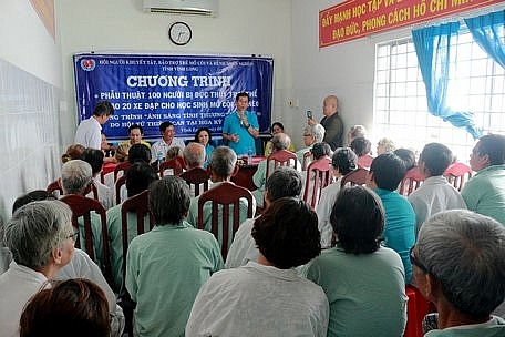 Tổ chức ICAN (Mỹ) đem ánh sáng tới 100 người bệnh đục thủy tinh thể Vĩnh Long to chuc ican my dem anh sang toi 100 nguoi benh duc thuy tinh the vinh long