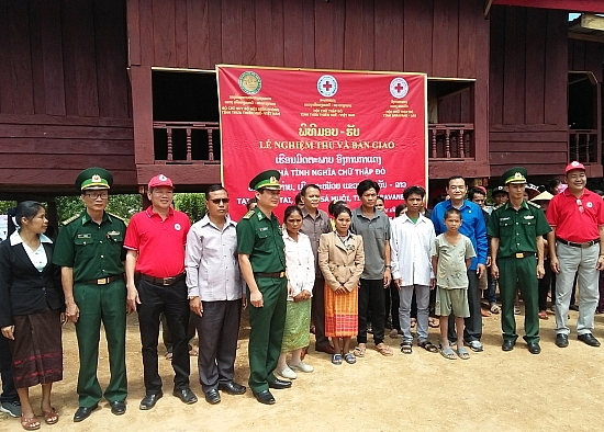 Biên phòng Thừa Thiên - Huế trao hai ngôi nhà mới đến với hộ nghèo tỉnh Salavan (Lào) hai ngoi nha moi den voi ho ngheo tinh salavan lao