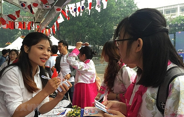 ngay cang dong sinh vien viet du hoc xu kim chi