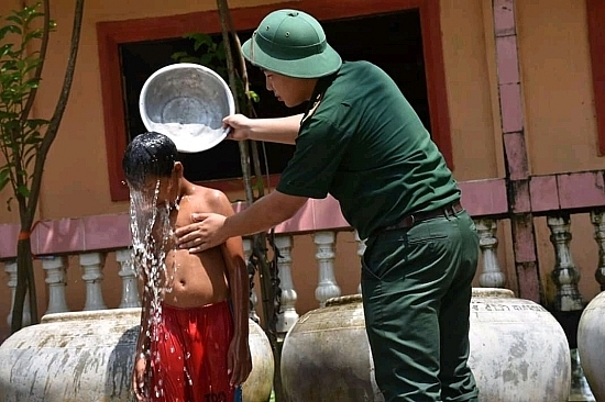 kham benh cap thuoc mien phi cho 300 nguoi dan ngheo campuchia dip le sen dolta