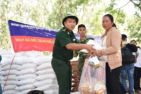 kham benh cap thuoc mien phi cho 300 nguoi dan ngheo campuchia dip le sen dolta