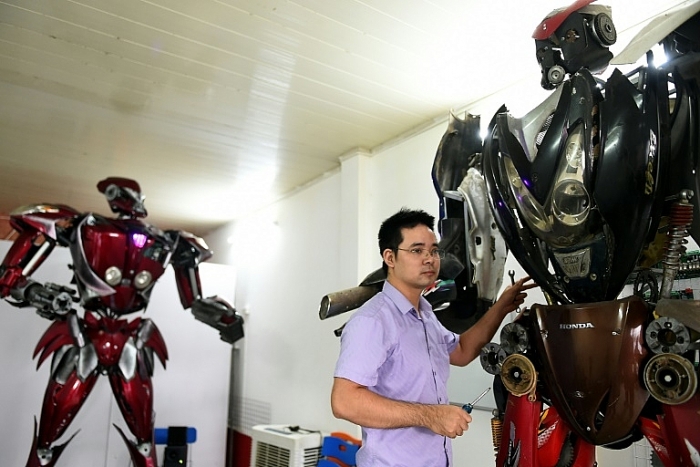 AFP ca ngợi kỹ sư Việt chế robot lấy cảm hứng từ Transformer ky su viet nam duoc afp ca ngoi voi san pham robot lay cam hung tu transformer