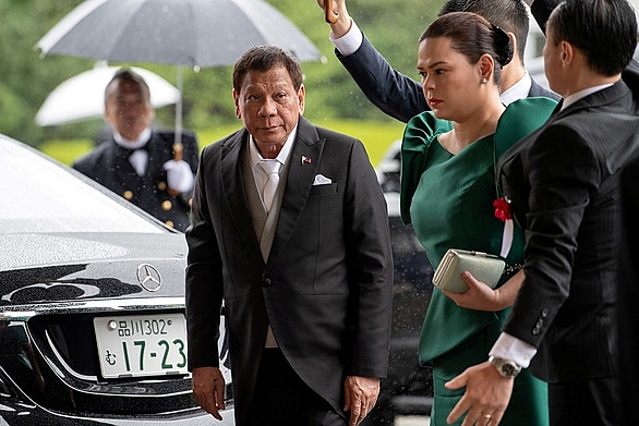 Di chứng từ vụ ngã xe máy, Tổng thống Philippines phải bỏ dở sự kiện tong thong philippines roi le dang quang cua nhat hoang giua chung vidau lung