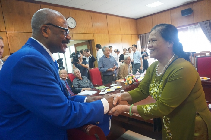 Cuộc hội ngộ của những người từng "nói chuyện" bằng súng đạn cuoc hoi ngo cua nhung nguoi tung noi chuyen bang sung dan