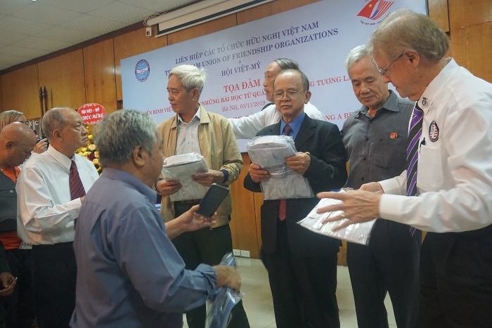 Cuộc hội ngộ của những người từng "nói chuyện" bằng súng đạn cuoc hoi ngo cua nhung nguoi tung noi chuyen bang sung dan