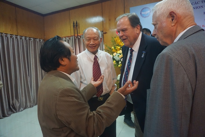 Cuộc hội ngộ của những người từng "nói chuyện" bằng súng đạn cuoc hoi ngo cua nhung nguoi tung noi chuyen bang sung dan
