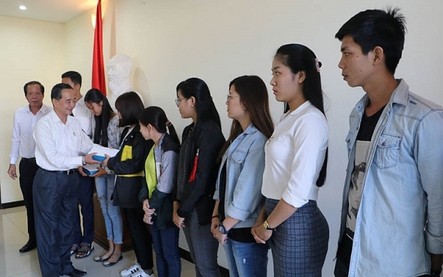 10 suất học bổng bậc Đại học trao tặng sinh viên gốc Việt tại Campuchia 10 suat hoc bong bac dai hoc trao tang sinh vien goc viet tai campuchia
