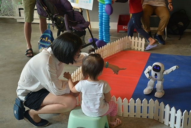 hon 1000 nguoi cung saigon childrens charity trao co hoi den truong cho tre em gai kho khan