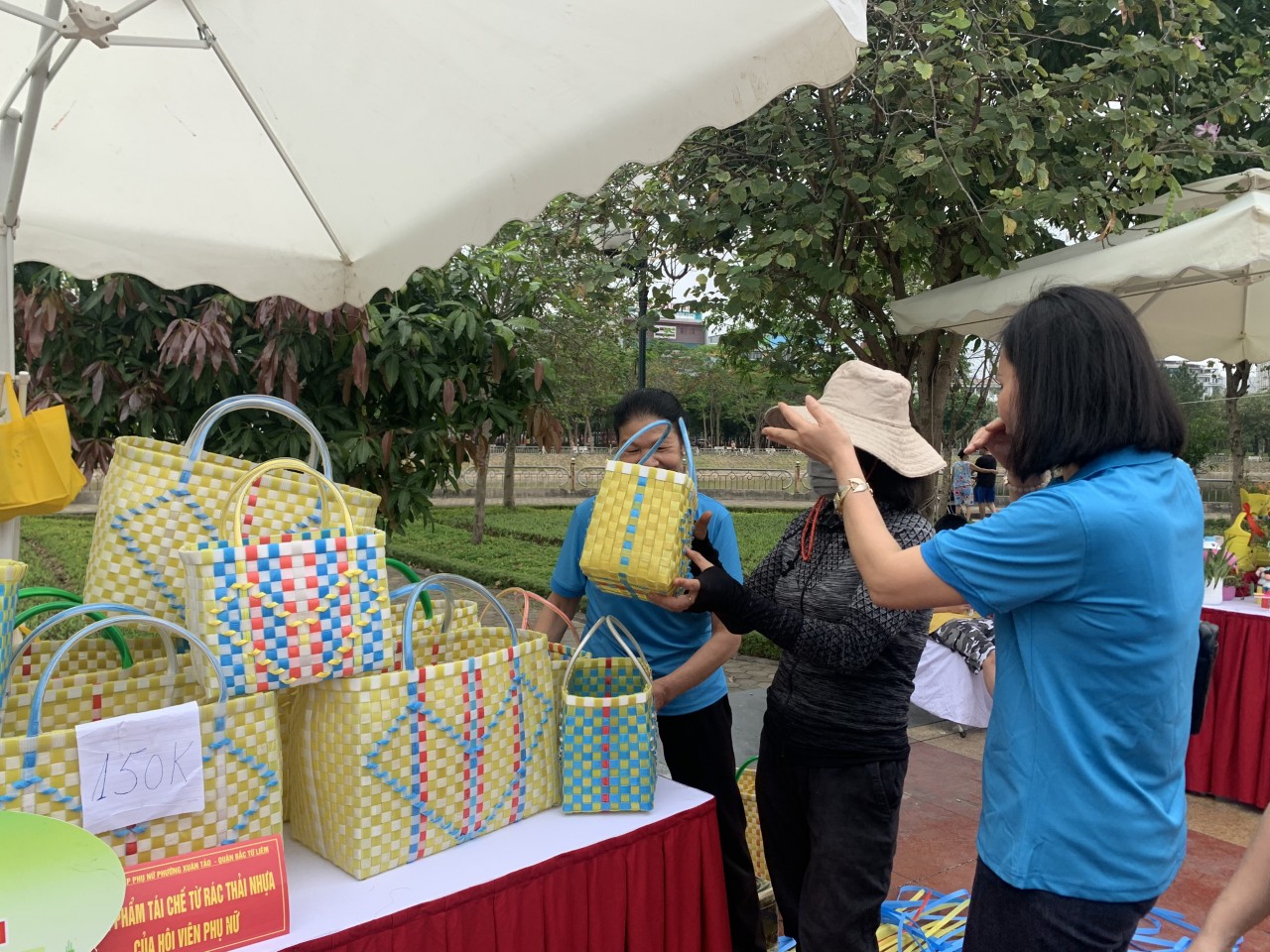 Làn nhựa tái chế Hội LHPN phường Xuân Tảo, quận Bắc Từ Liêm Làn nhựa tái chế Hội LHPN phường Xuân Tảo, quận Bắc Từ Liêm