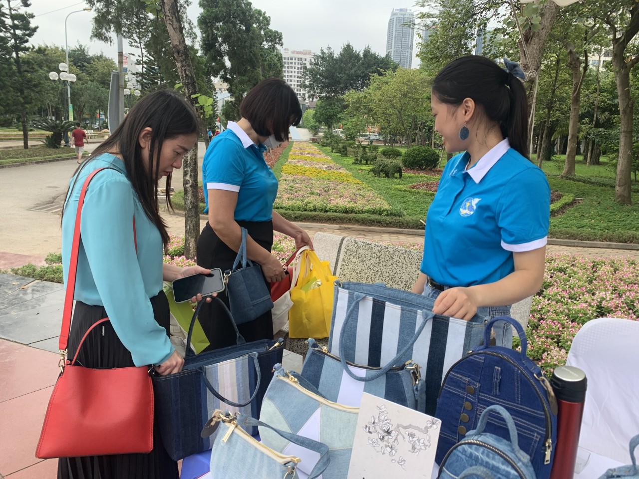 Túi thời trang tái chế từ đồ jeans cũ của Hội LHPN quận Ba Đình Túi thời trang tái chế từ đồ jeans cũ của Hội LHPN quận Ba Đình