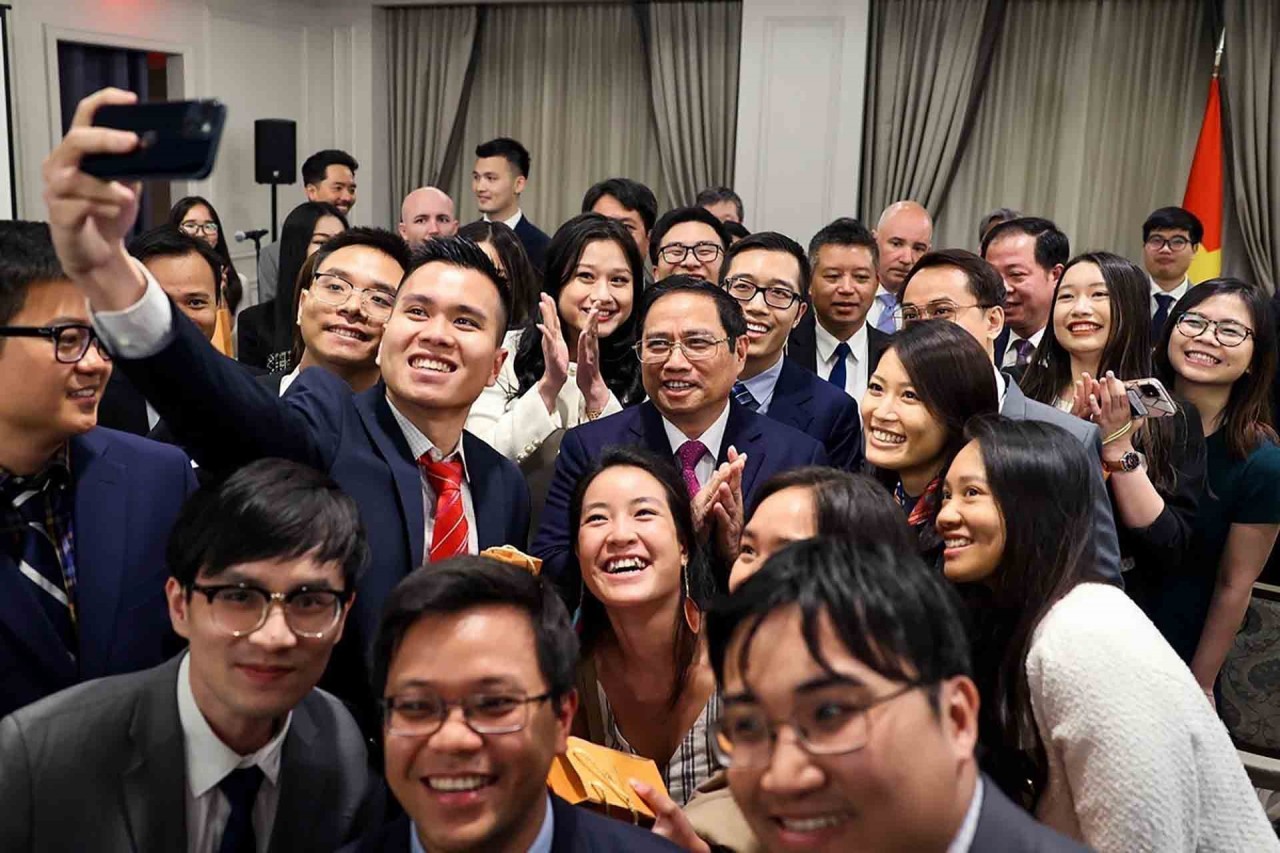 Thủ tướng gặp gỡ, đối thoại với một số trí thức Việt Kiều và thanh niên, sinh viên Việt Nam tại New York Thủ tướng gặp gỡ, đối thoại với một số trí thức Việt Kiều và thanh niên, sinh viên Việt Nam tại New York