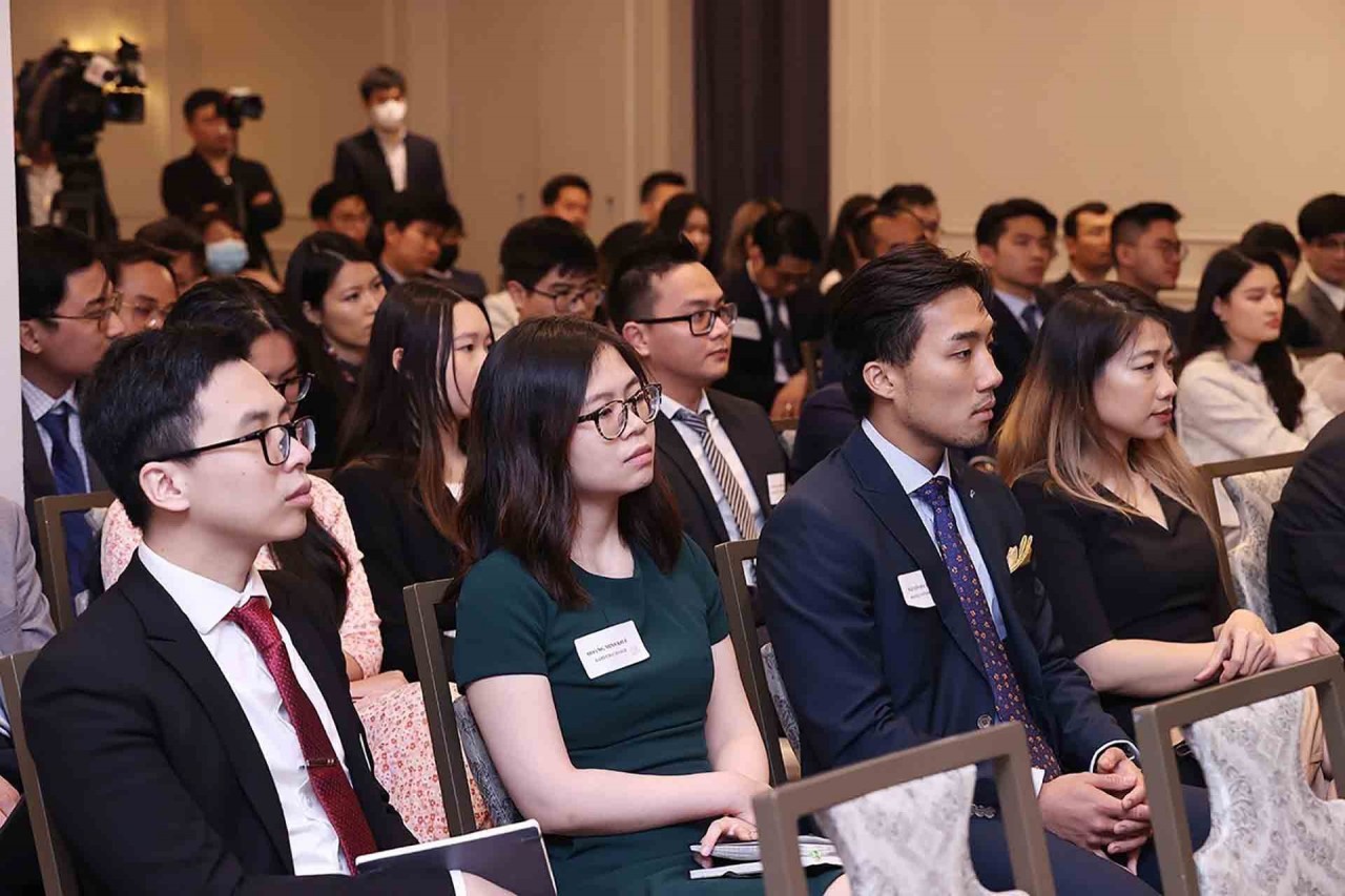 Thủ tướng gặp gỡ, đối thoại với một số trí thức Việt Kiều và thanh niên, sinh viên Việt Nam tại New York Thủ tướng gặp gỡ, đối thoại với một số trí thức Việt Kiều và thanh niên, sinh viên Việt Nam tại New York