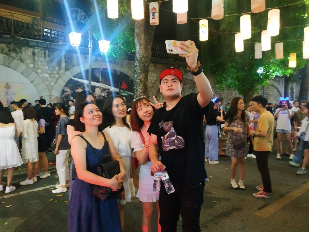 Phố cổ Hà Nội ken kín người Phố cổ Hà Nội ken kín người