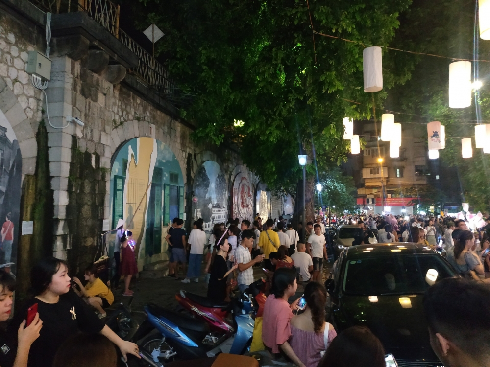 Phố cổ Hà Nội ken kín người Phố cổ Hà Nội ken kín người