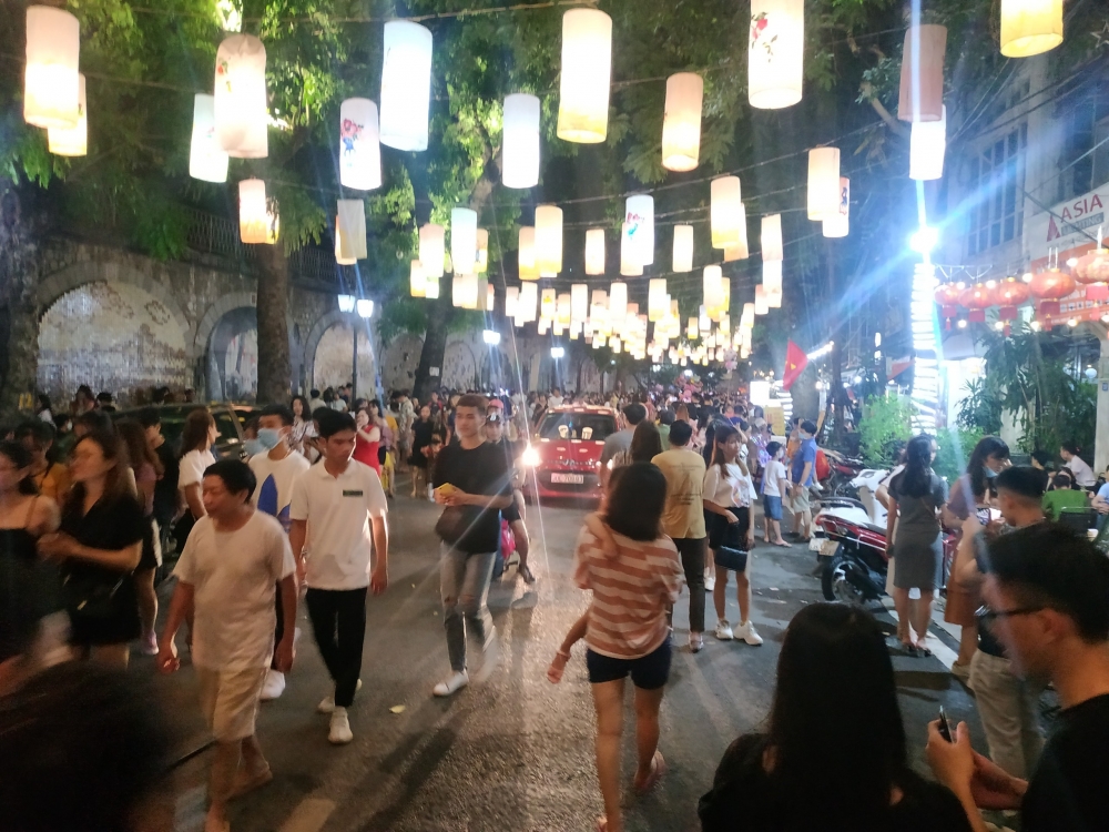 Phố cổ Hà Nội ken kín người Phố cổ Hà Nội ken kín người
