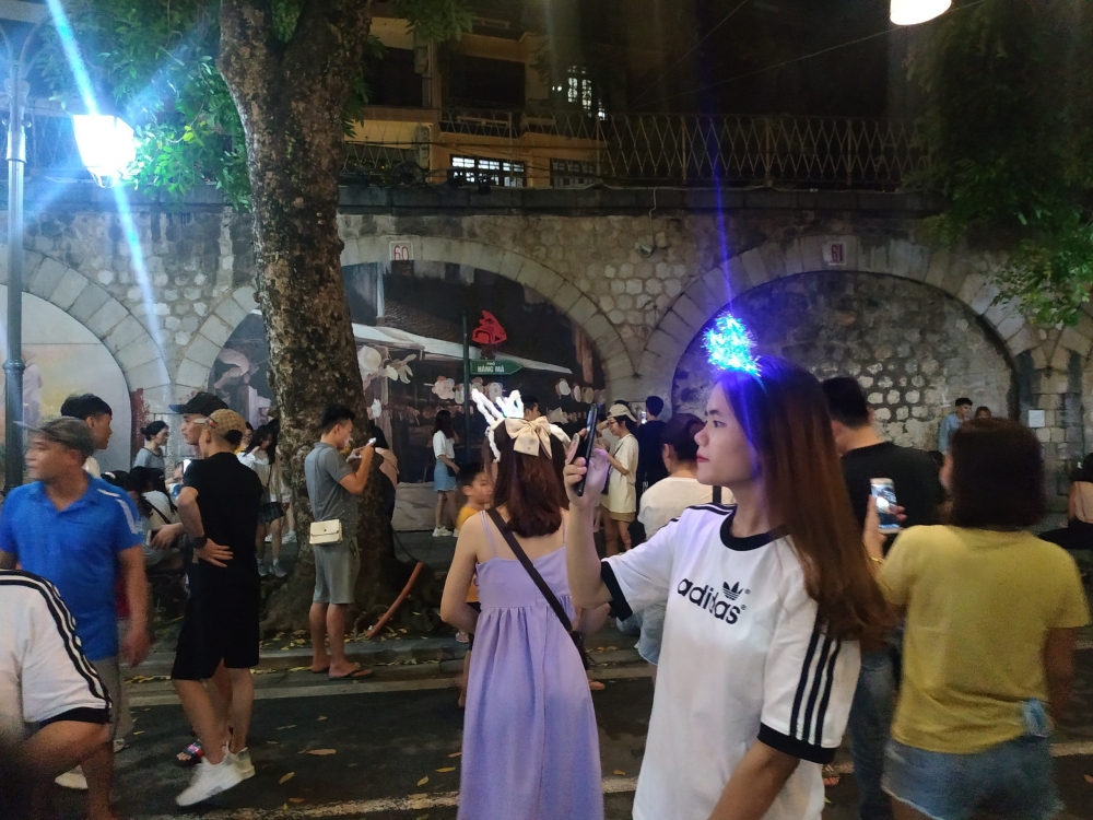 Phố cổ Hà Nội ken kín người Phố cổ Hà Nội ken kín người