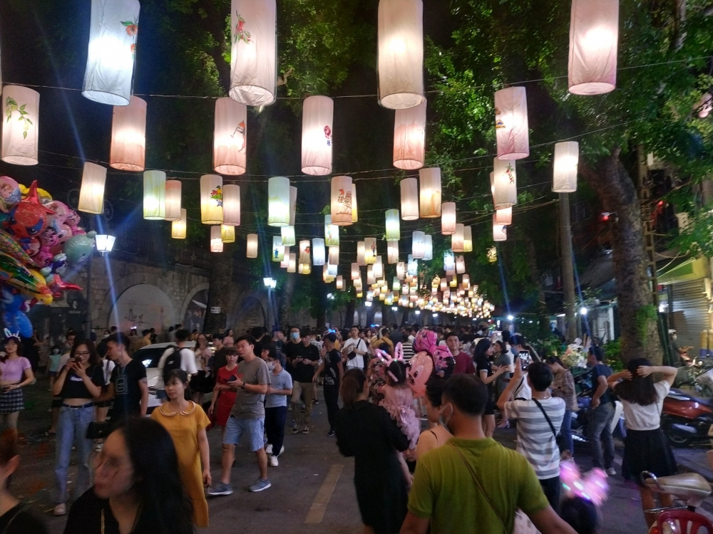 Phố cổ Hà Nội ken kín người Phố cổ Hà Nội ken kín người