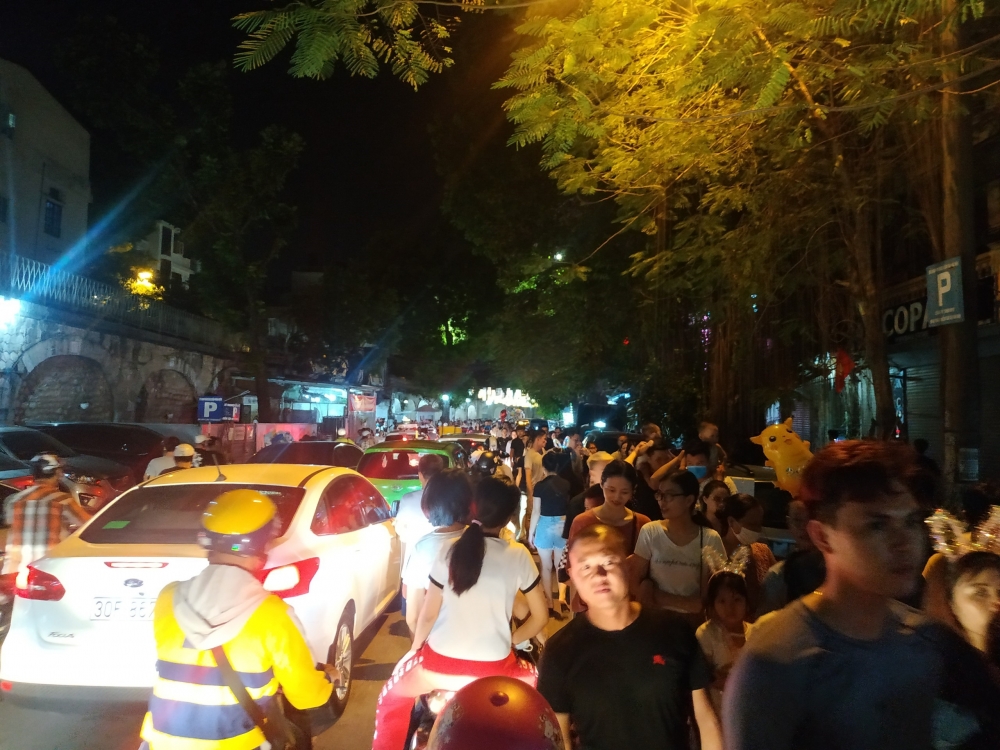 Phố cổ Hà Nội ken kín người Phố cổ Hà Nội ken kín người