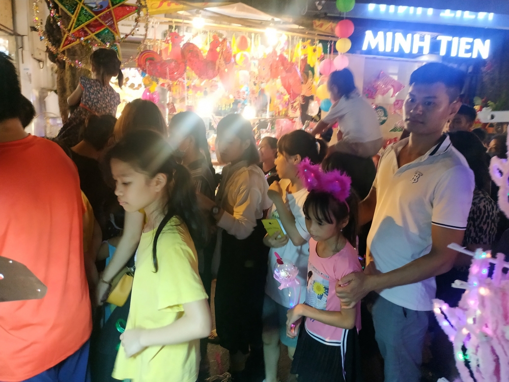 Phố cổ Hà Nội ken kín người Phố cổ Hà Nội ken kín người